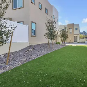 Bright & Spacious Sleeps 10 , Phoenix United States